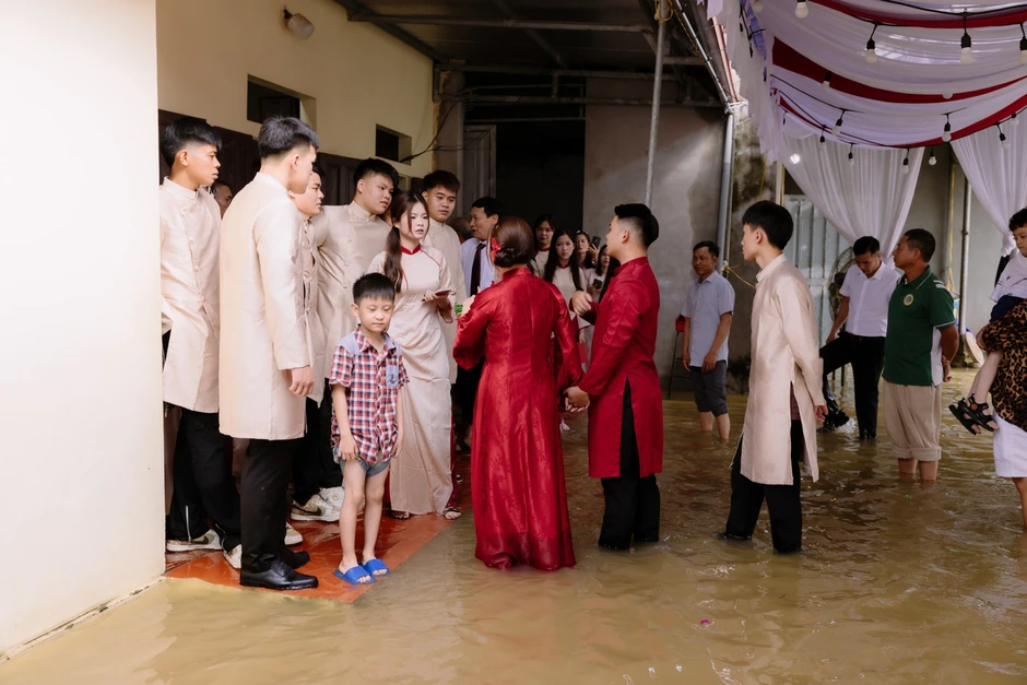 Cô dâu, chú rể xắn quần, lội nước làm lễ ăn hỏi Cô dâu, chú rể xắn quần, lội nước làm lễ ăn hỏi