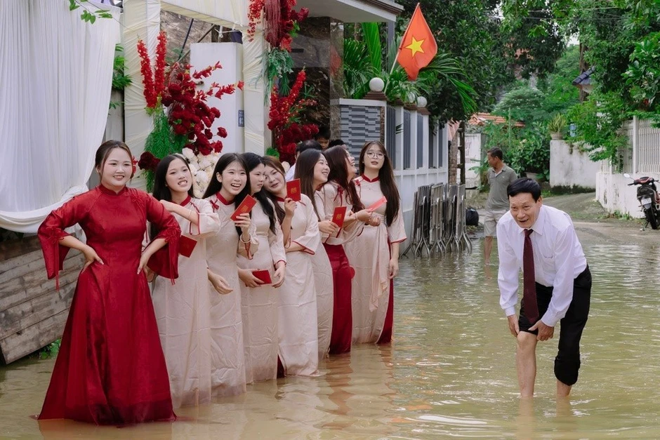 Cô dâu, chú rể xắn quần, lội nước làm lễ ăn hỏi Cô dâu, chú rể xắn quần, lội nước làm lễ ăn hỏi