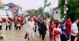 Cô dâu, chú rể xắn quần, lội nước làm lễ ăn hỏi