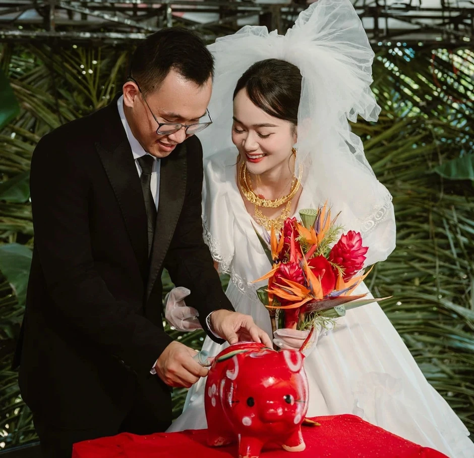 Cô dâu cùng gia đình tự trang trí đám cưới và thành quả gây bất ngờ Cô dâu cùng gia đình tự trang trí đám cưới và thành quả gây bất ngờ