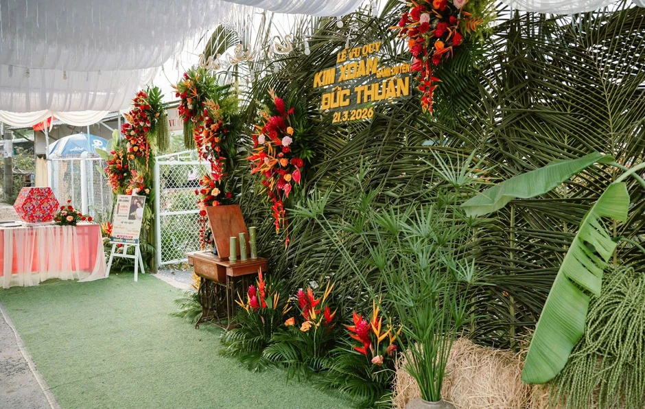Cô dâu cùng gia đình tự trang trí đám cưới và thành quả gây bất ngờ Cô dâu cùng gia đình tự trang trí đám cưới và thành quả gây bất ngờ
