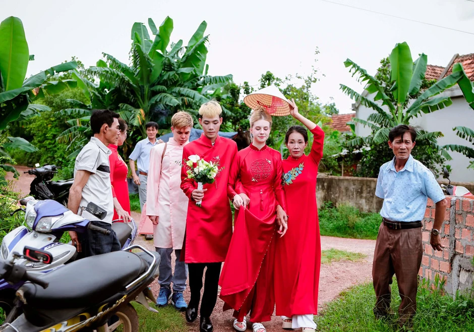 Cô dâu Nga xinh như búp bê, bất ngờ vì được tặng vàng trong đám cưới ở Quảng Trị Cô dâu Nga xinh như búp bê, bất ngờ vì được tặng vàng trong đám cưới ở Quảng Trị