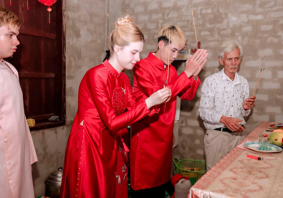 Cô dâu Nga xinh như búp bê, bất ngờ vì được tặng vàng trong đám cưới ở Quảng Trị Cô dâu Nga xinh như búp bê, bất ngờ vì được tặng vàng trong đám cưới ở Quảng Trị