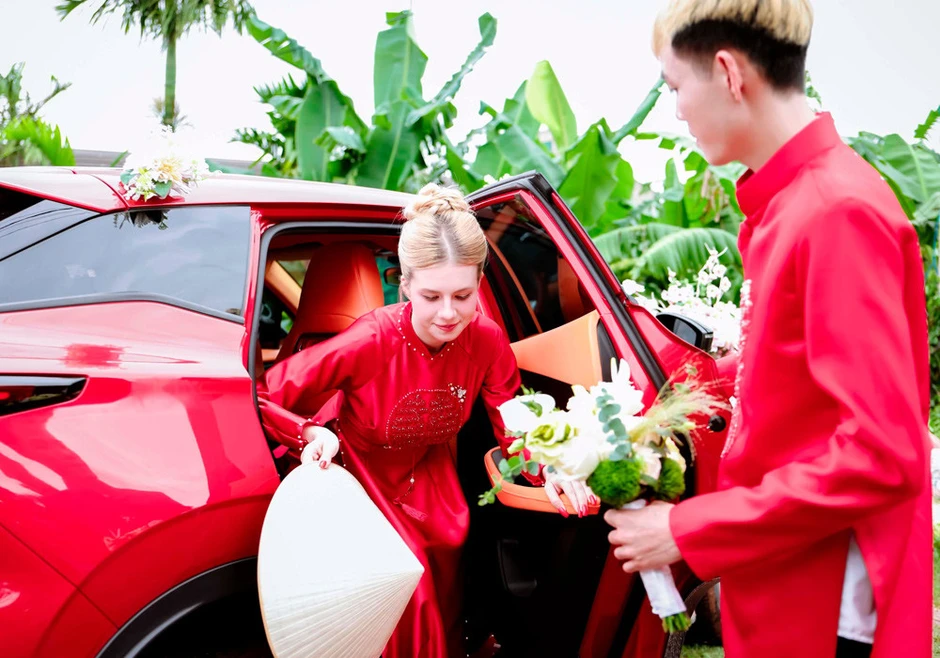 Cô dâu Nga xinh như búp bê, bất ngờ vì được tặng vàng trong đám cưới ở Quảng Trị Cô dâu Nga xinh như búp bê, bất ngờ vì được tặng vàng trong đám cưới ở Quảng Trị