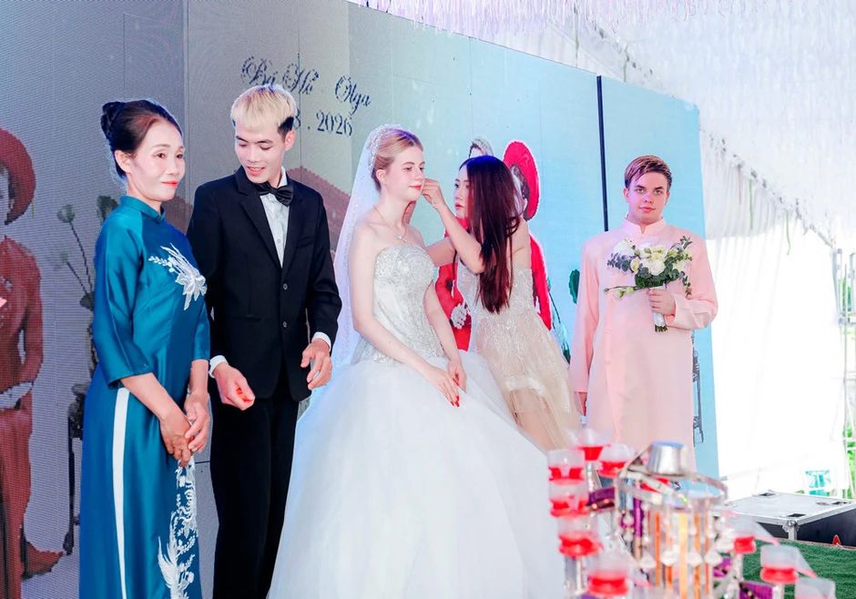 Cô dâu Nga xinh như búp bê, bất ngờ vì được tặng vàng trong đám cưới ở Quảng Trị Cô dâu Nga xinh như búp bê, bất ngờ vì được tặng vàng trong đám cưới ở Quảng Trị
