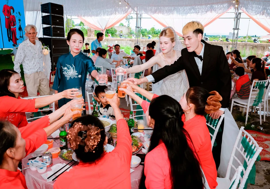 Cô dâu Nga xinh như búp bê, bất ngờ vì được tặng vàng trong đám cưới ở Quảng Trị Cô dâu Nga xinh như búp bê, bất ngờ vì được tặng vàng trong đám cưới ở Quảng Trị