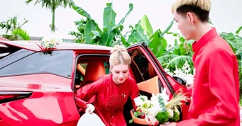 Cô dâu Nga xinh như búp bê, bất ngờ vì được tặng vàng trong đám cưới ở Quảng Trị