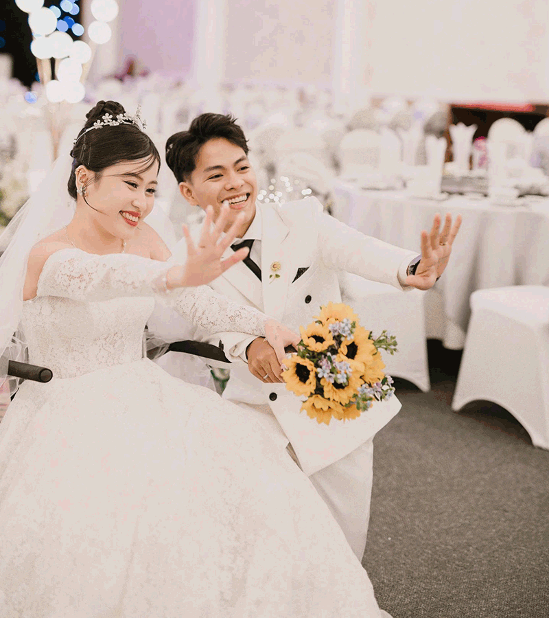 Cô dâu TPHCM chống nạng vào lễ đường, phía sau là câu chuyện rơi nước mắt Cô dâu TPHCM chống nạng vào lễ đường, phía sau là câu chuyện rơi nước mắt