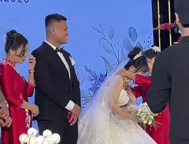 Cô dâu xinh đẹp nhận 10 cây vàng từ mẹ trong lễ cưới Cô dâu xinh đẹp nhận 10 cây vàng từ mẹ trong lễ cưới