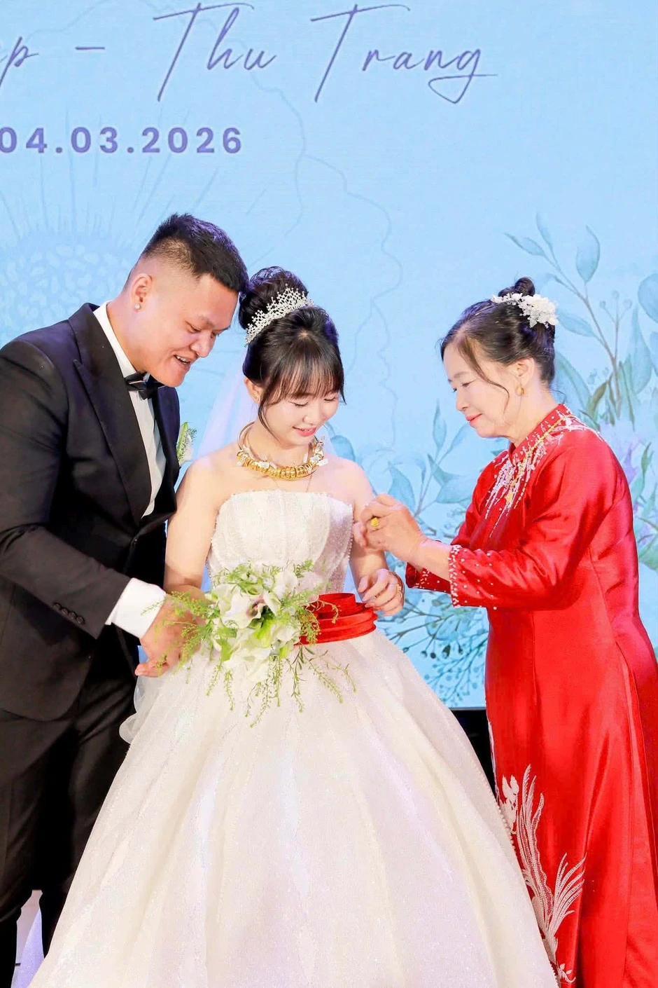 Cô dâu xinh đẹp nhận 10 cây vàng từ mẹ trong lễ cưới Cô dâu xinh đẹp nhận 10 cây vàng từ mẹ trong lễ cưới