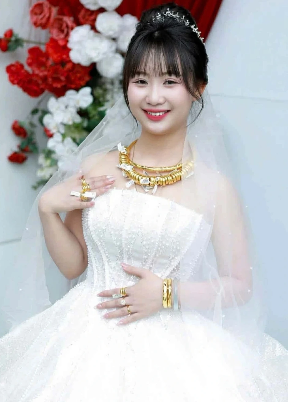 Cô dâu xinh đẹp nhận 10 cây vàng từ mẹ trong lễ cưới Cô dâu xinh đẹp nhận 10 cây vàng từ mẹ trong lễ cưới