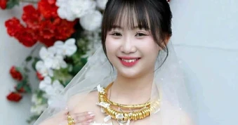 Cô dâu xinh đẹp nhận 10 cây vàng từ mẹ trong lễ cưới