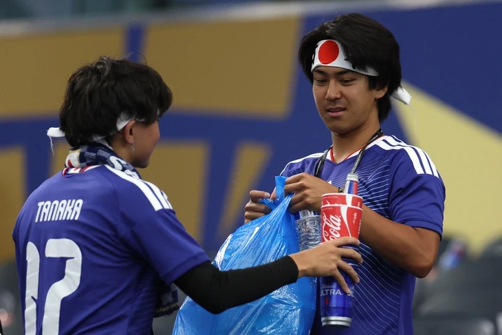 Cổ động viên Nhật Bản dọn sạch rác ở World Cup, ở Việt Nam cũng đã có điều tuyệt vời như vậy rồi mà Cổ động viên Nhật Bản dọn sạch rác ở World Cup, ở Việt Nam cũng đã có điều tuyệt vời như vậy rồi mà