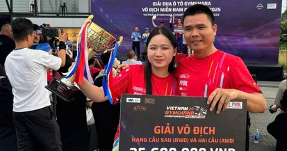 Cô gái gen Z gây sốt đường đua Gymkhana