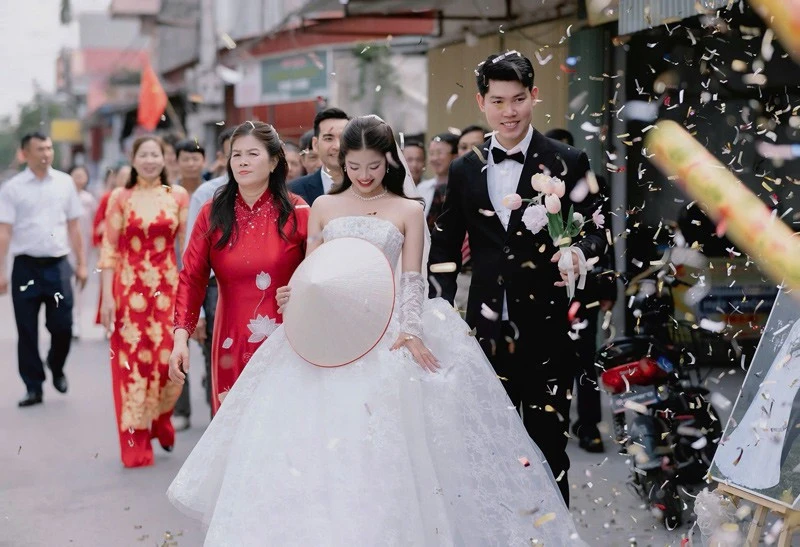Cô gái Hải Phòng lấy anh hàng xóm, hai nhà dựng chung rạp, đặt chung 130 mâm cỗ Cô gái Hải Phòng lấy anh hàng xóm, hai nhà dựng chung rạp, đặt chung 130 mâm cỗ