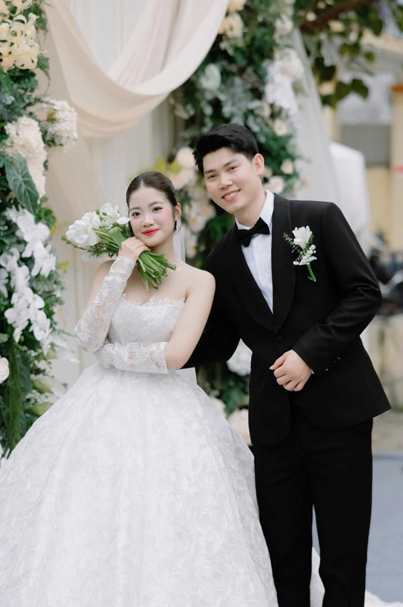 Cô gái Hải Phòng lấy anh hàng xóm, hai nhà dựng chung rạp, đặt chung 130 mâm cỗ Cô gái Hải Phòng lấy anh hàng xóm, hai nhà dựng chung rạp, đặt chung 130 mâm cỗ