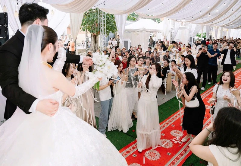 Cô gái Hải Phòng lấy anh hàng xóm, hai nhà dựng chung rạp, đặt chung 130 mâm cỗ Cô gái Hải Phòng lấy anh hàng xóm, hai nhà dựng chung rạp, đặt chung 130 mâm cỗ