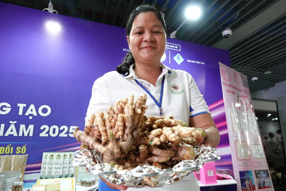 Cô gái Khmer khởi nghiệp làm nhang sạch từ nghệ trắng Cô gái Khmer khởi nghiệp làm nhang sạch từ nghệ trắng