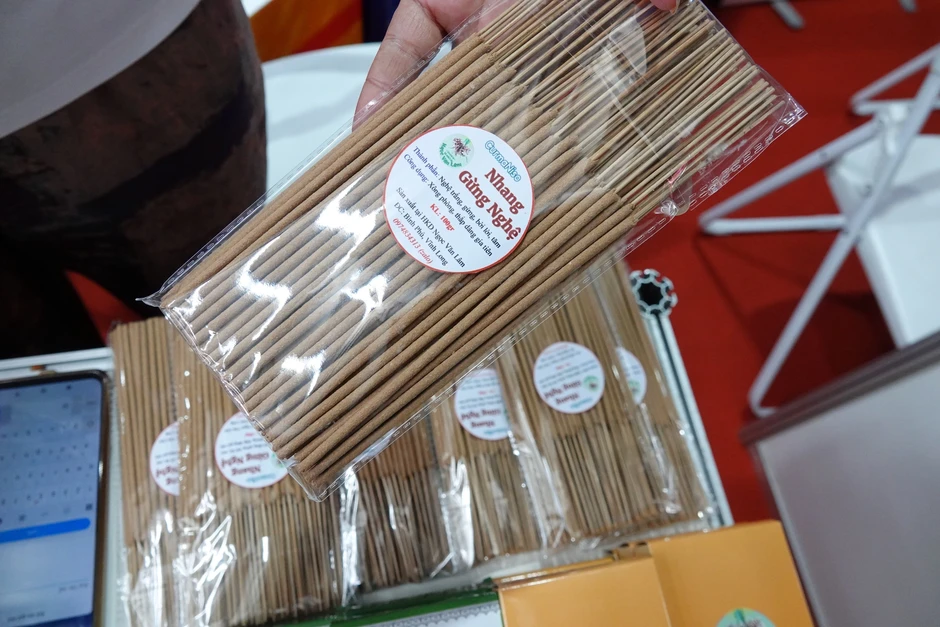 Cô gái Khmer khởi nghiệp làm nhang sạch từ nghệ trắng Cô gái Khmer khởi nghiệp làm nhang sạch từ nghệ trắng