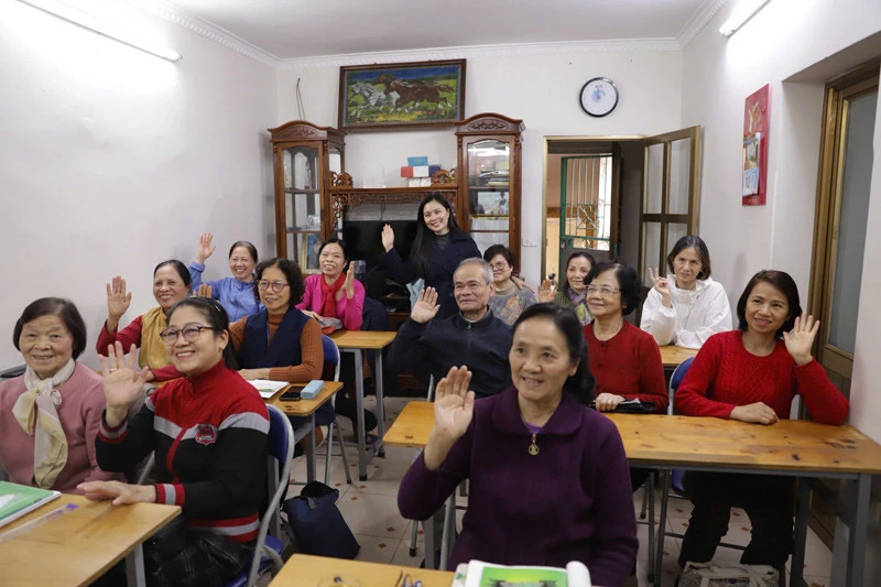 Cô gái Phú Thọ 7 năm dạy tiếng Anh miễn phí cho người già, gieo niềm vui hiếm có Cô gái Phú Thọ 7 năm dạy tiếng Anh miễn phí cho người già, gieo niềm vui hiếm có