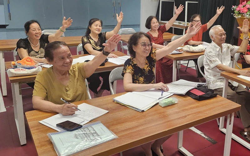 Cô gái Phú Thọ 7 năm dạy tiếng Anh miễn phí cho người già, gieo niềm vui hiếm có Cô gái Phú Thọ 7 năm dạy tiếng Anh miễn phí cho người già, gieo niềm vui hiếm có