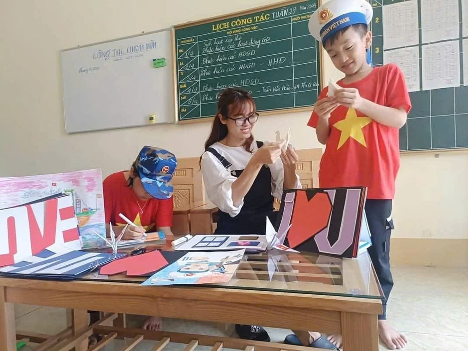 Cô giáo cùng những cánh thư ‘vượt sóng’ gửi chiến sĩ hải quân nơi đảo xa Cô giáo cùng những cánh thư ‘vượt sóng’ gửi chiến sĩ hải quân nơi đảo xa