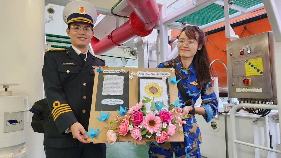 Cô giáo cùng những cánh thư ‘vượt sóng’ gửi chiến sĩ hải quân nơi đảo xa Cô giáo cùng những cánh thư ‘vượt sóng’ gửi chiến sĩ hải quân nơi đảo xa