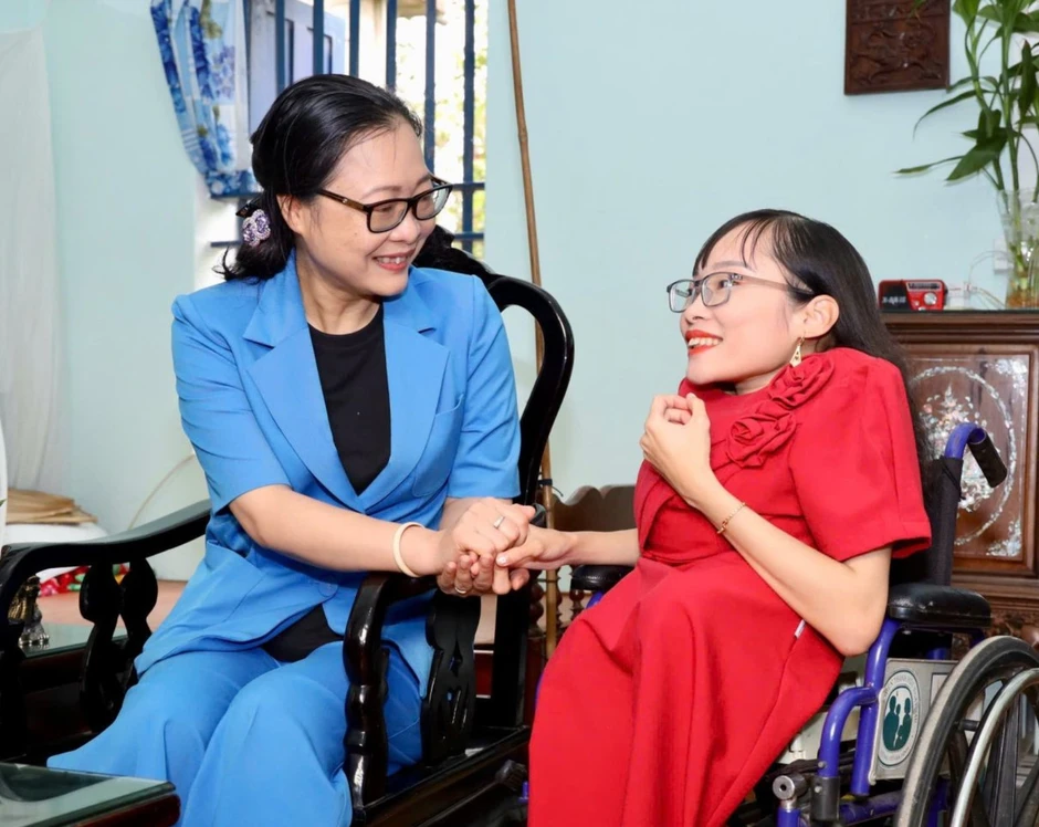 'Cô giáo thủy tinh’ nhận khen thưởng của Bộ Giáo dục & Đào tạo 'Cô giáo thủy tinh’ nhận khen thưởng của Bộ Giáo dục & Đào tạo