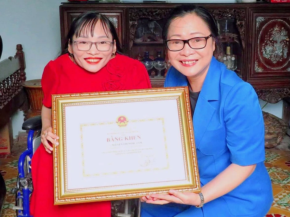 'Cô giáo thủy tinh’ nhận khen thưởng của Bộ Giáo dục & Đào tạo 'Cô giáo thủy tinh’ nhận khen thưởng của Bộ Giáo dục & Đào tạo