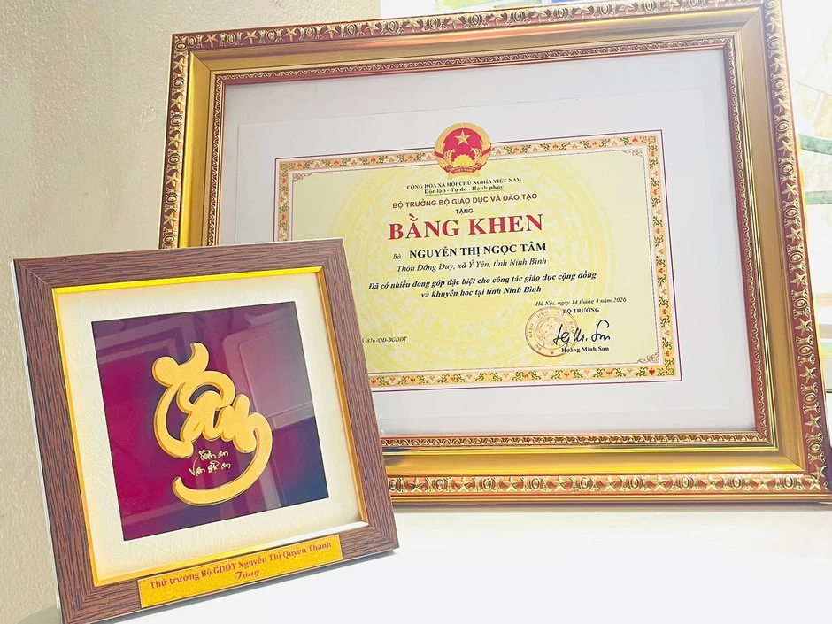 'Cô giáo thủy tinh’ nhận khen thưởng của Bộ Giáo dục & Đào tạo 'Cô giáo thủy tinh’ nhận khen thưởng của Bộ Giáo dục & Đào tạo