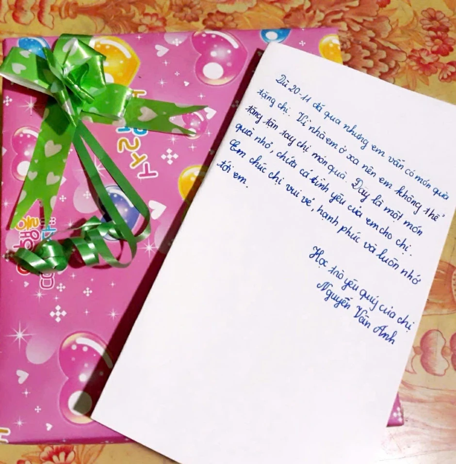 'Cô giáo thủy tinh’ nhận khen thưởng của Bộ Giáo dục & Đào tạo 'Cô giáo thủy tinh’ nhận khen thưởng của Bộ Giáo dục & Đào tạo
