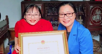 'Cô giáo thủy tinh’ nhận khen thưởng của Bộ Giáo dục & Đào tạo