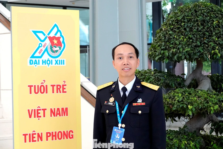 Cô giáo vùng cao và sĩ quan lực lượng vũ trang sẻ chia cảm xúc tại ngày hội lớn Cô giáo vùng cao và sĩ quan lực lượng vũ trang sẻ chia cảm xúc tại ngày hội lớn