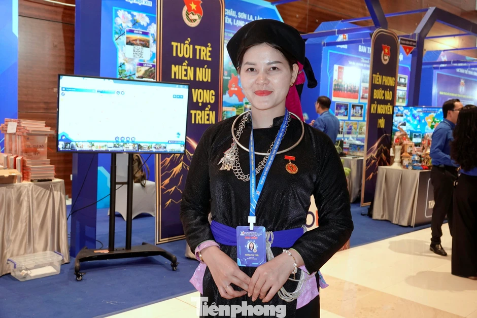 Cô giáo vùng cao và sĩ quan lực lượng vũ trang sẻ chia cảm xúc tại ngày hội lớn Cô giáo vùng cao và sĩ quan lực lượng vũ trang sẻ chia cảm xúc tại ngày hội lớn