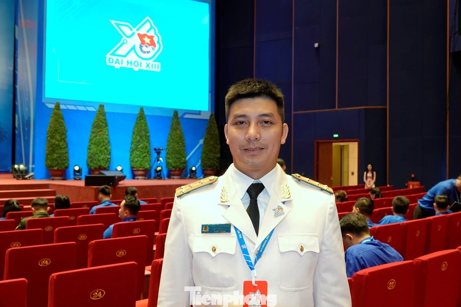 Cô giáo vùng cao và sĩ quan lực lượng vũ trang sẻ chia cảm xúc tại ngày hội lớn Cô giáo vùng cao và sĩ quan lực lượng vũ trang sẻ chia cảm xúc tại ngày hội lớn