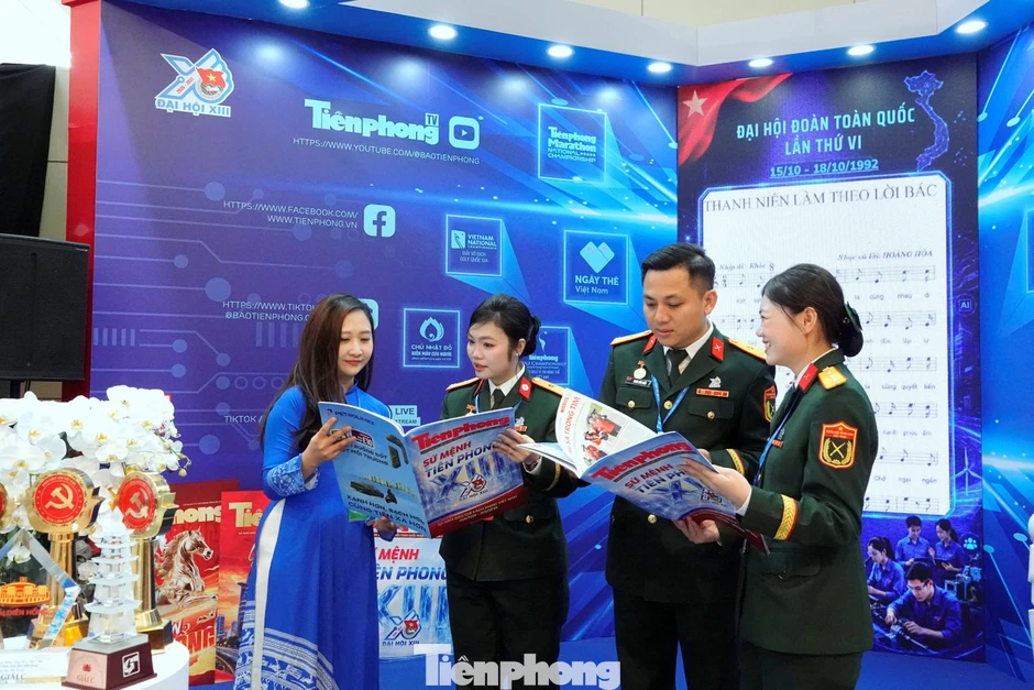 Cô giáo vùng cao và sĩ quan lực lượng vũ trang sẻ chia cảm xúc tại ngày hội lớn Cô giáo vùng cao và sĩ quan lực lượng vũ trang sẻ chia cảm xúc tại ngày hội lớn
