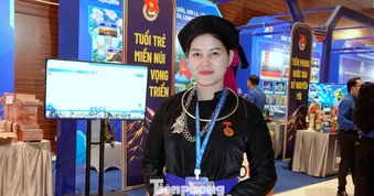Cô giáo vùng cao và sĩ quan lực lượng vũ trang sẻ chia cảm xúc tại ngày hội lớn