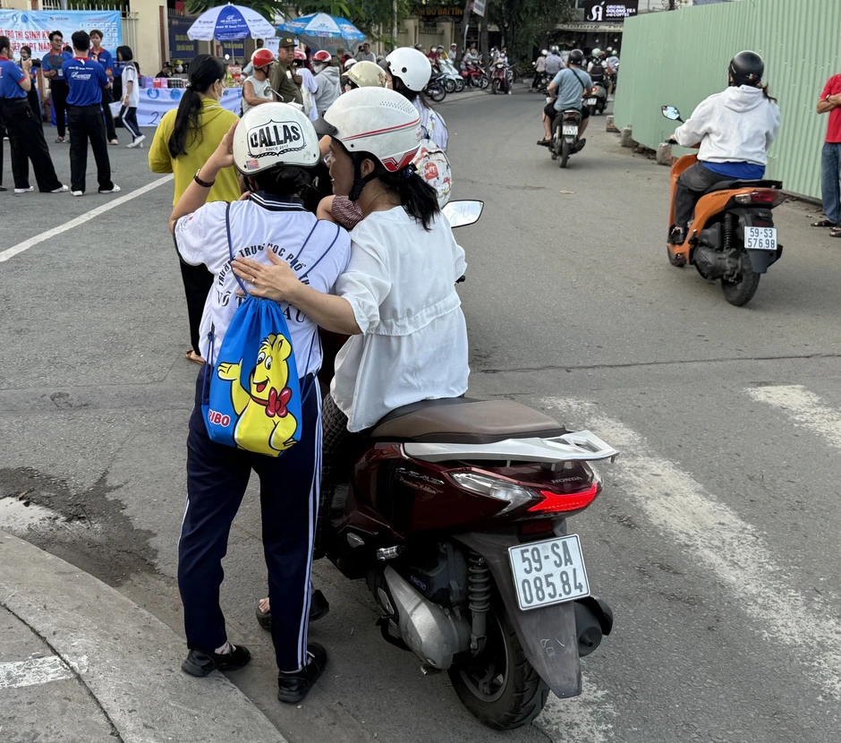 Có một kỳ thi khác ở bên ngoài cổng trường… Có một kỳ thi khác ở bên ngoài cổng trường…
