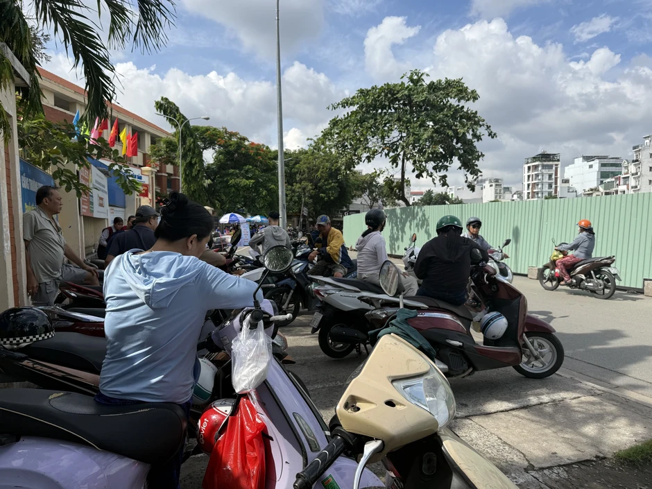 Có một kỳ thi khác ở bên ngoài cổng trường… Có một kỳ thi khác ở bên ngoài cổng trường…