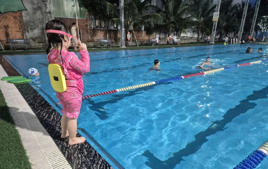 Cơn sốt học bơi bùng nổ ở TP.HCM: Phụ huynh chi tiền triệu để con biết bơi Cơn sốt học bơi bùng nổ ở TP.HCM: Phụ huynh chi tiền triệu để con biết bơi