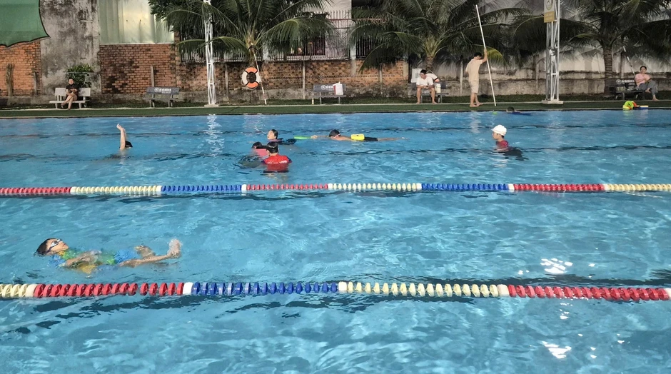 Cơn sốt học bơi bùng nổ ở TP.HCM: Phụ huynh chi tiền triệu để con biết bơi Cơn sốt học bơi bùng nổ ở TP.HCM: Phụ huynh chi tiền triệu để con biết bơi