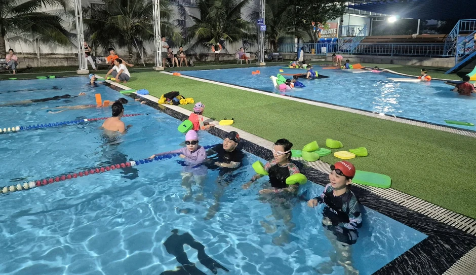 Cơn sốt học bơi bùng nổ ở TP.HCM: Phụ huynh chi tiền triệu để con biết bơi Cơn sốt học bơi bùng nổ ở TP.HCM: Phụ huynh chi tiền triệu để con biết bơi