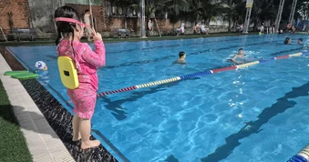 Cơn sốt học bơi bùng nổ ở TP.HCM: Phụ huynh chi tiền triệu để con biết bơi