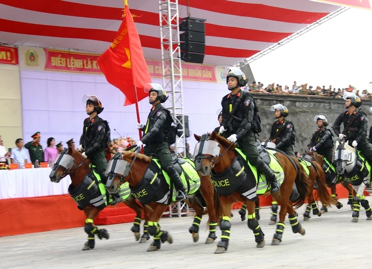 Công an Huế biểu diễn bắn súng, mô tô, kỵ binh trước Ngọ Môn Công an Huế biểu diễn bắn súng, mô tô, kỵ binh trước Ngọ Môn
