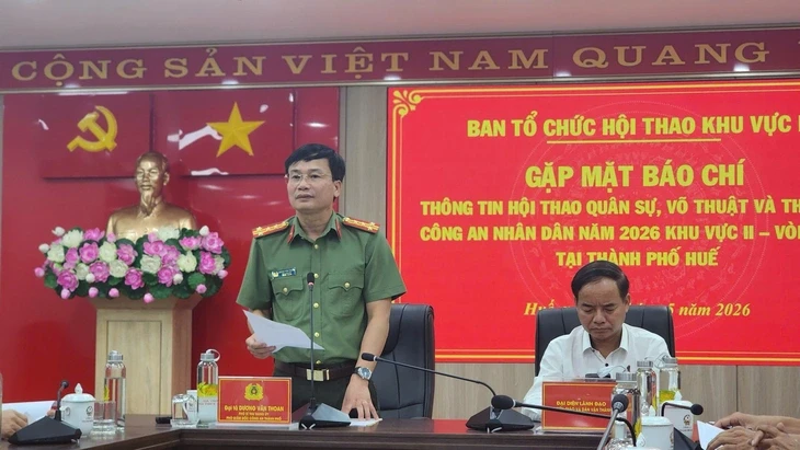 Công an Huế biểu diễn bắn súng, mô tô, kỵ binh trước Ngọ Môn Công an Huế biểu diễn bắn súng, mô tô, kỵ binh trước Ngọ Môn