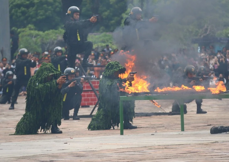 Công an Huế biểu diễn bắn súng, mô tô, kỵ binh trước Ngọ Môn Công an Huế biểu diễn bắn súng, mô tô, kỵ binh trước Ngọ Môn