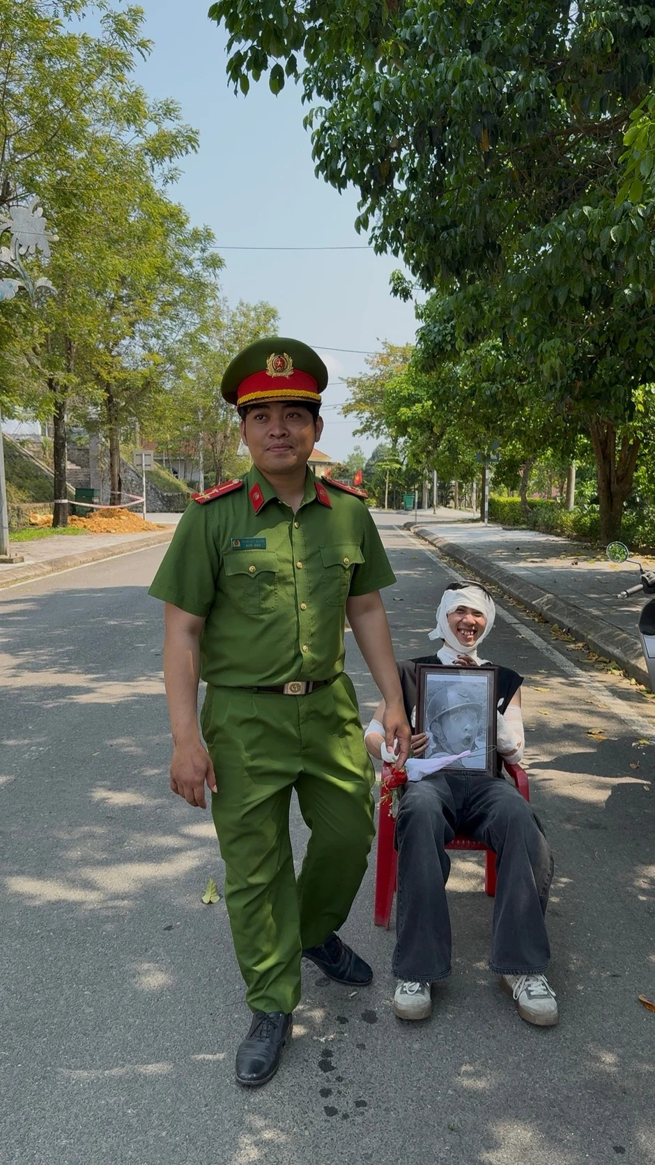 Công an nhập vai, dựng cảnh làm clip tuyên truyền viral cõi mạng