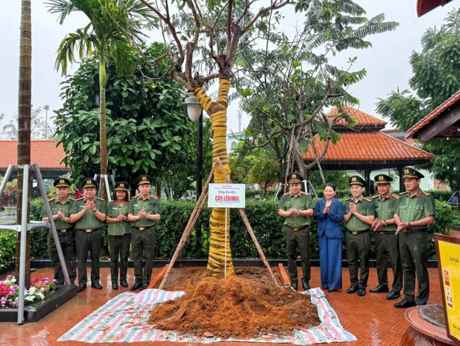 Công an TP.HCM gắn Tết trồng cây với bảo vệ môi trường, phòng chống cháy rừng