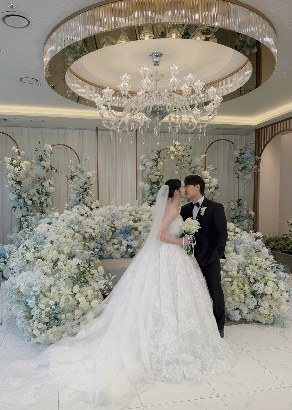 Cưới chàng cảnh sát Hàn, cô gái Hà Nội bất ngờ về hôn lễ vỏn vẹn 30 phút Cưới chàng cảnh sát Hàn, cô gái Hà Nội bất ngờ về hôn lễ vỏn vẹn 30 phút