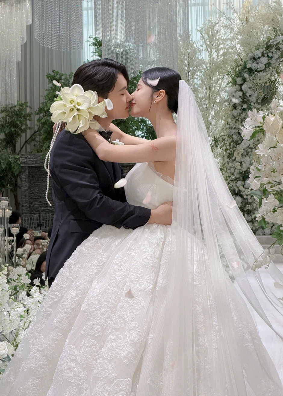 Cưới chàng cảnh sát Hàn, cô gái Hà Nội bất ngờ về hôn lễ vỏn vẹn 30 phút Cưới chàng cảnh sát Hàn, cô gái Hà Nội bất ngờ về hôn lễ vỏn vẹn 30 phút